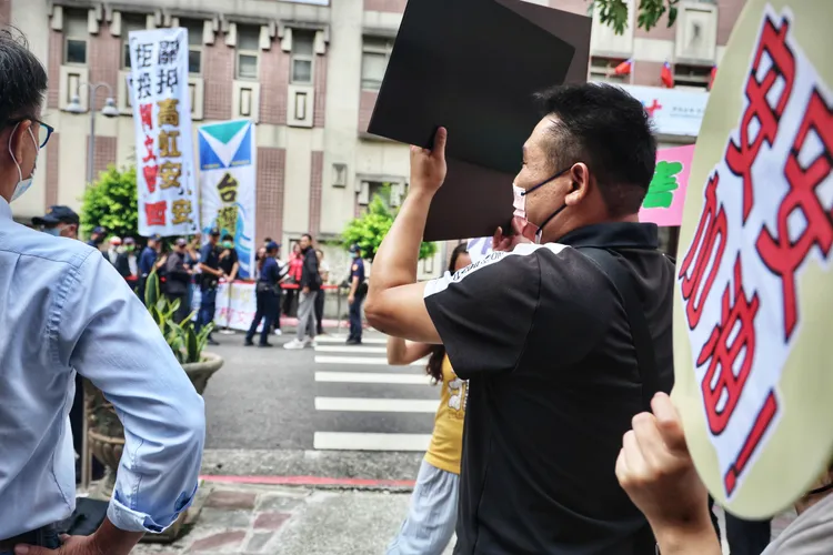 法院外聚集支持者和抗議的群眾。林林攝