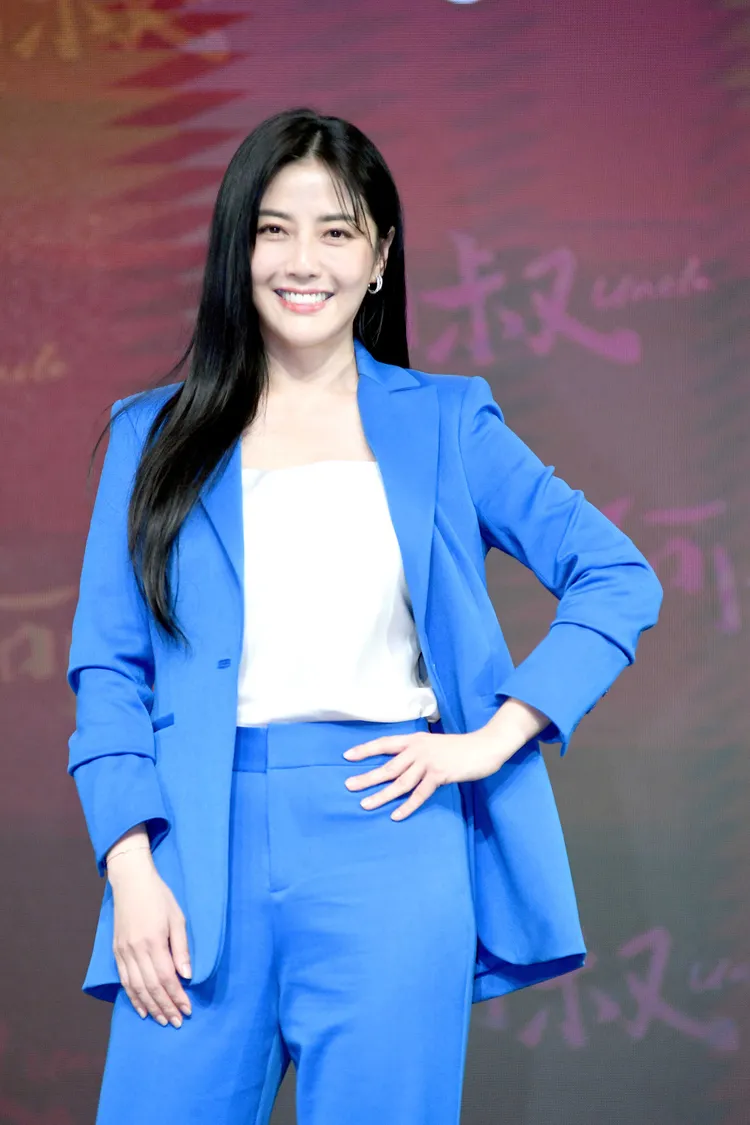 韓瑜首次挑戰飾演主播。華 視提供