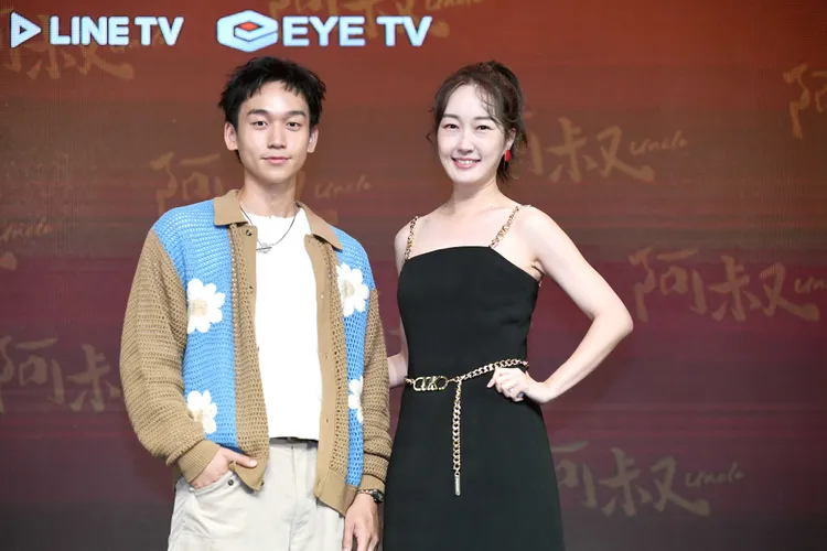 簡劭峰（左）和巴鈺。  華視提供