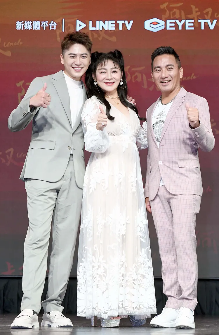 黃新皓（左起）、王彩樺、民雄，劇中組成可愛的家庭。華視提供