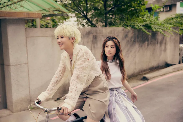  美聲組合晨悠（左起以悠、惟晨）唱歌有默契，就連感冒也輪流中獎了。索尼音樂提供