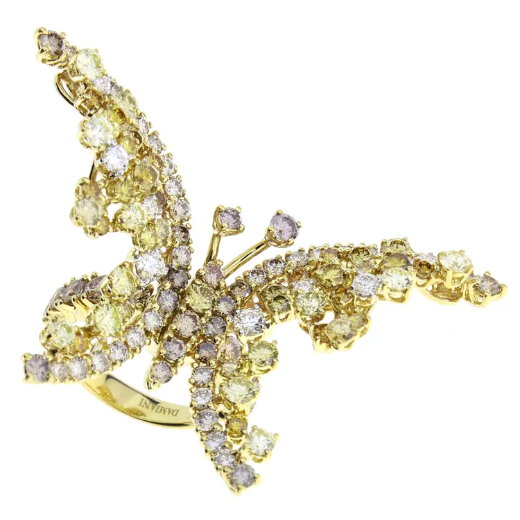 DAMIANI Masterpiece 18K黃金鑲鑽蝴蝶戒指，256萬元。品牌提供