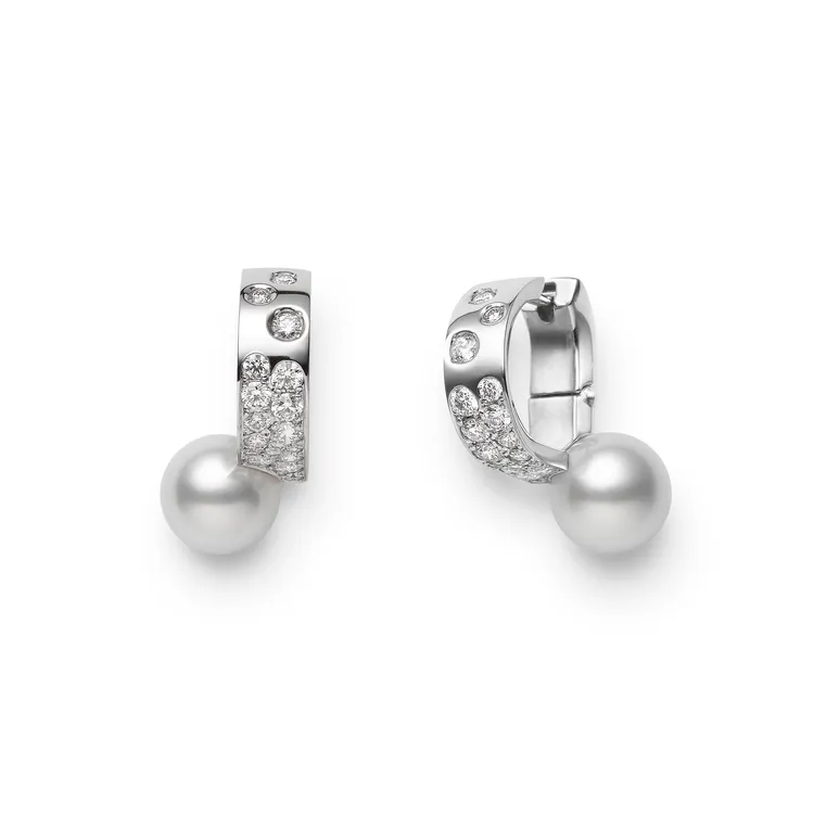 MIKIMOTO Universe Elements 系列鑽石珍珠耳環，21萬2000元。品牌提供