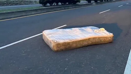 誰丟的!天外飛來床墊 機車男1重傷1輕傷
