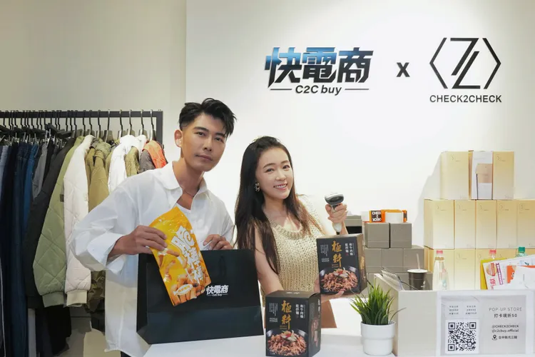 丫頭詹子晴(右)與森田(左)南下擔任一日店長。快電商提供