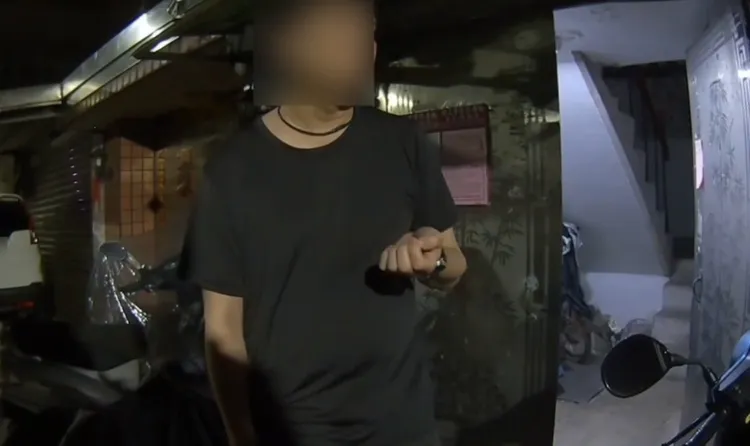 警方到場勸說陳男。翻攝畫面