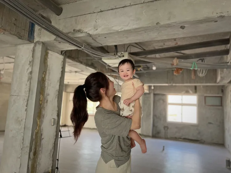 典典寶寶在毛胚屋笑很開心。修毅提供