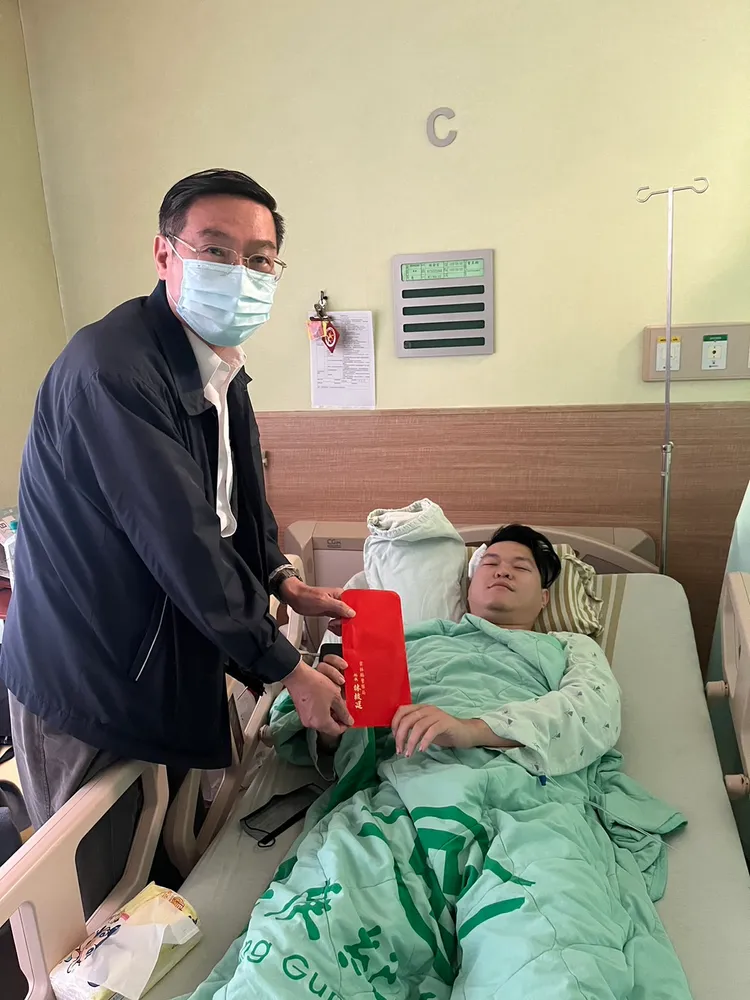 雲林縣警局長林故廷至雲林長庚醫院慰問受傷員警，並嘉勉林員奮不顧身。警方提供