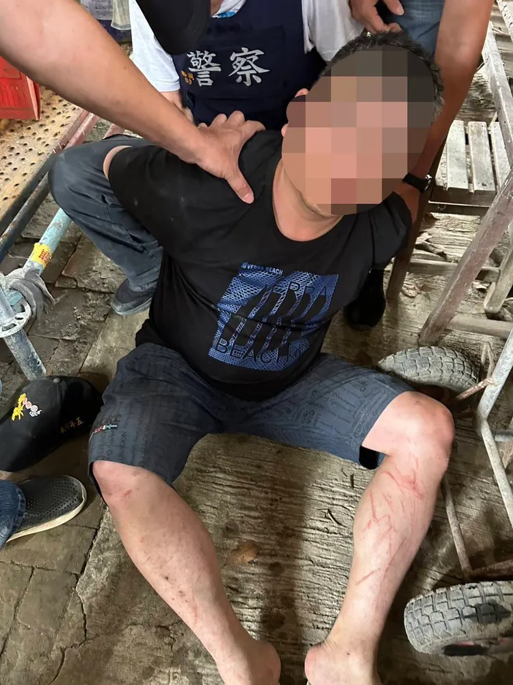 謝嫌落網時十分狼狽。民眾提供