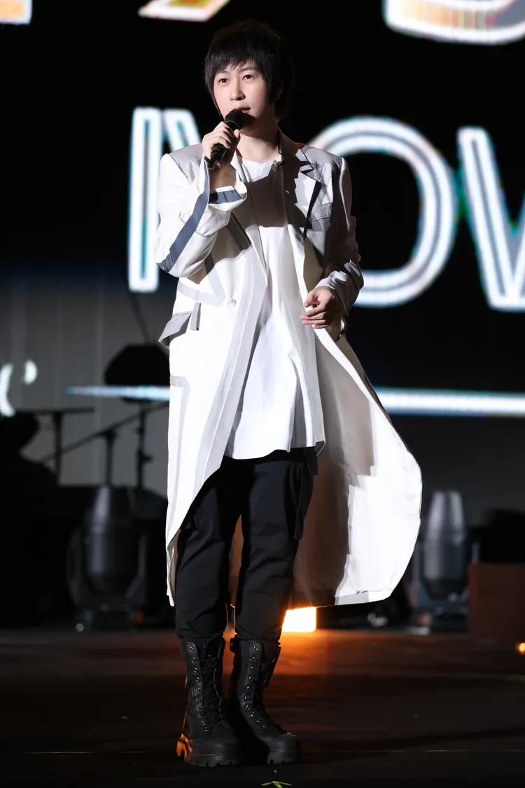 五月天主唱阿信好歌一首接一首。相信音樂提供