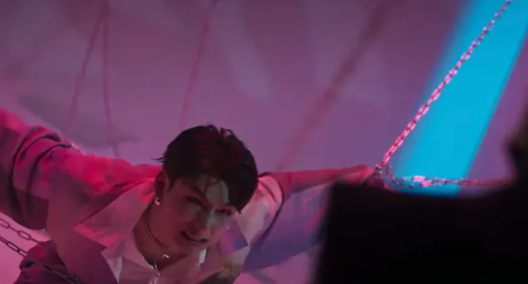 范范在MV中被鐵鍊綑綁。范特希工作室提供