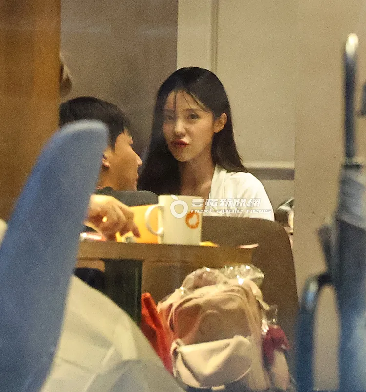 李多慧跟200公分男子喝咖啡，嘟嘴撒嬌。特勤中心攝