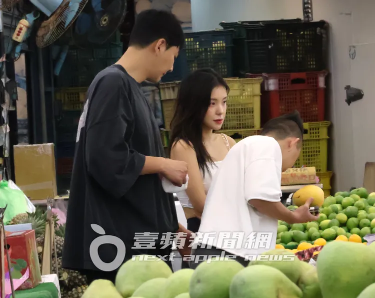 李多慧放空，山G哥幫忙挑選水果。特勤中心攝