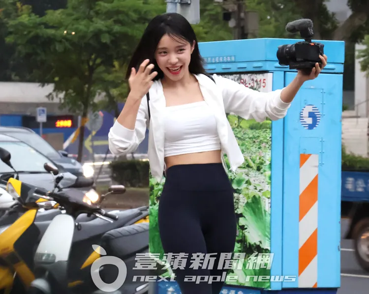 李多慧不畏風雨拿相機自拍影片。特勤中心攝