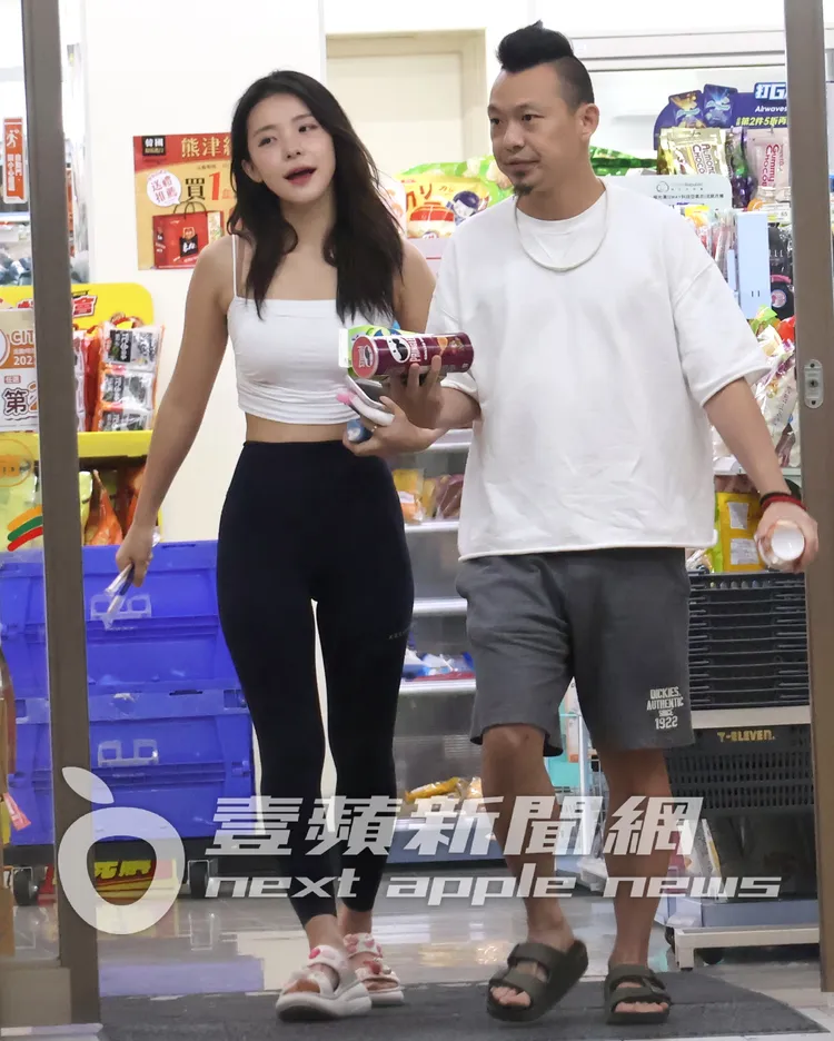 李多慧在便利商店買飯糰、養樂多當消夜。特勤中心攝