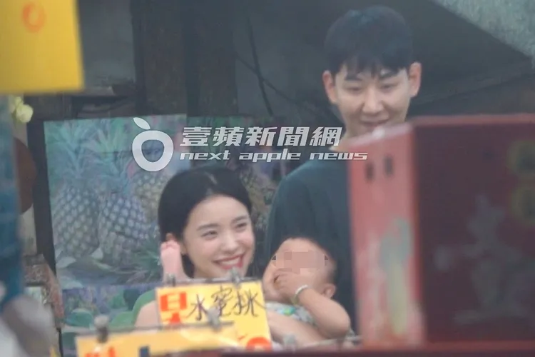 李多慧抱嬰兒，母愛噴發。特勤中心攝