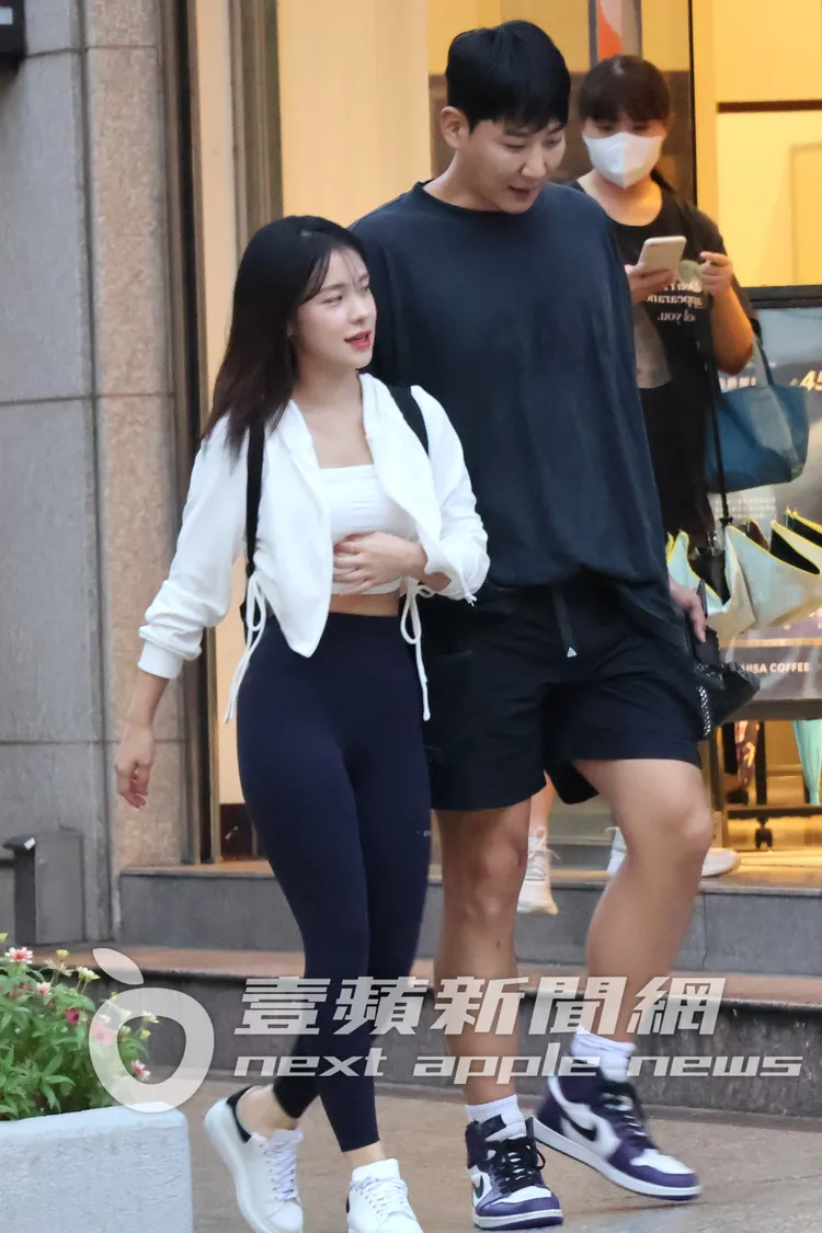 李多慧和200公分男子兩小無猜。特勤中心攝