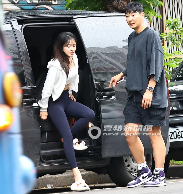 李多慧換上休閒便服下車。特勤中心攝