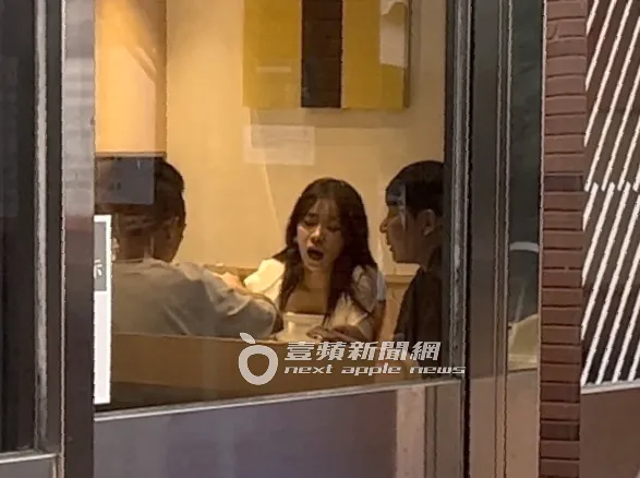 樂天應援團長山G哥也在一旁陪李多慧小倆口吃午餐。特勤中心攝