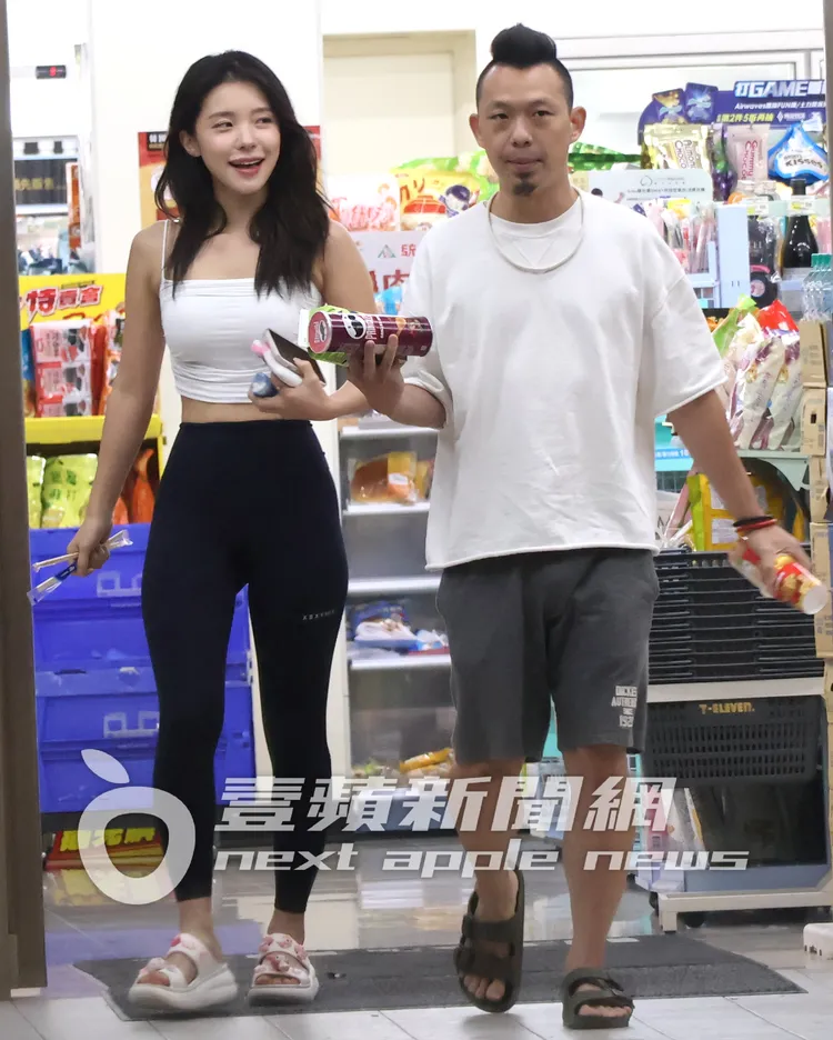 山G哥幫李多慧拿品客洋芋片跟零食。特勤中心攝