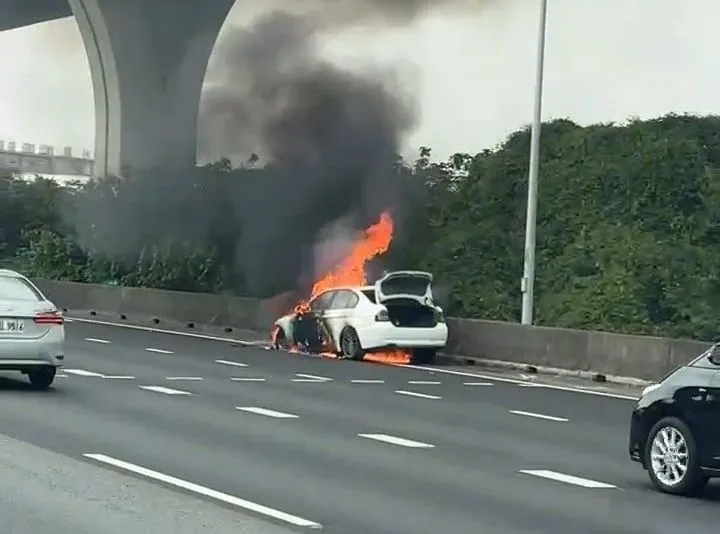 國一北上內壢路段火燒車。翻攝畫面