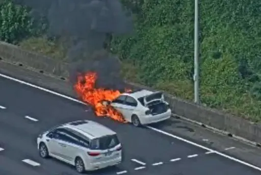 國1北上內壢段火燒車　駕駛急停路肩跳車避難