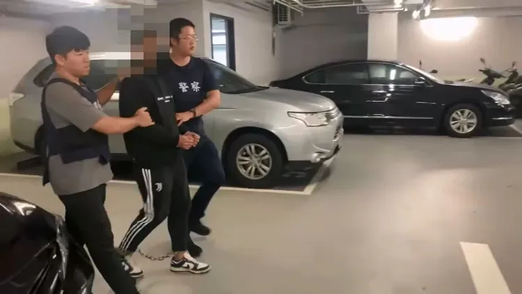 何姓嫌犯被台中警方連夜押返偵辦。民眾提供