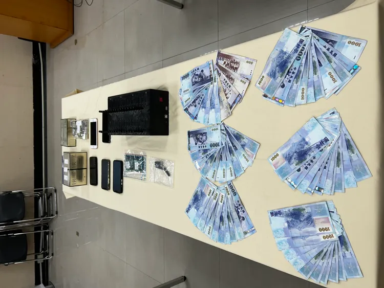 查扣詐騙神器黑盒子「貓池」電話數據機、無線終端數據2個、SIM板卡5張、手機3支及詐欺盜刷贓物和現金。警方提供