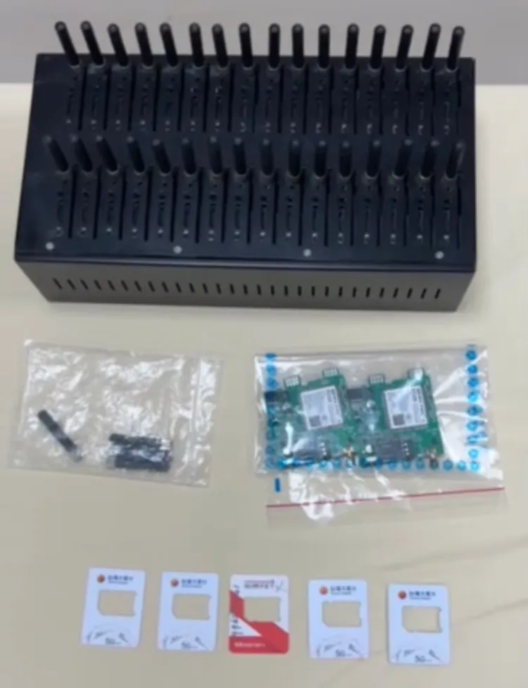 江嫌等人透過俗稱「貓池」的數據機大量發送中華電信假簡訊，不法獲利達上千萬元。翻攝畫面