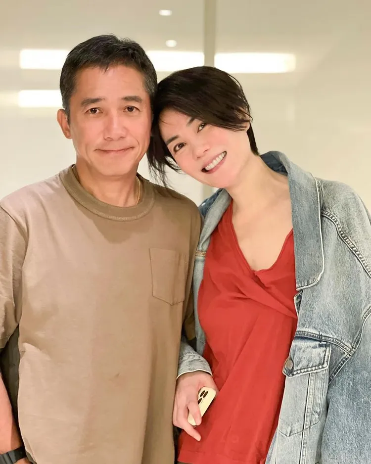 王菲與梁朝偉頭靠著頭，笑容滿面，照片可見她雖54歲但容貌不老。翻攝劉嘉玲臉書