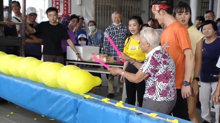 90歲的阿嬤亂入，從「反方向」打破攔不住。民視提供