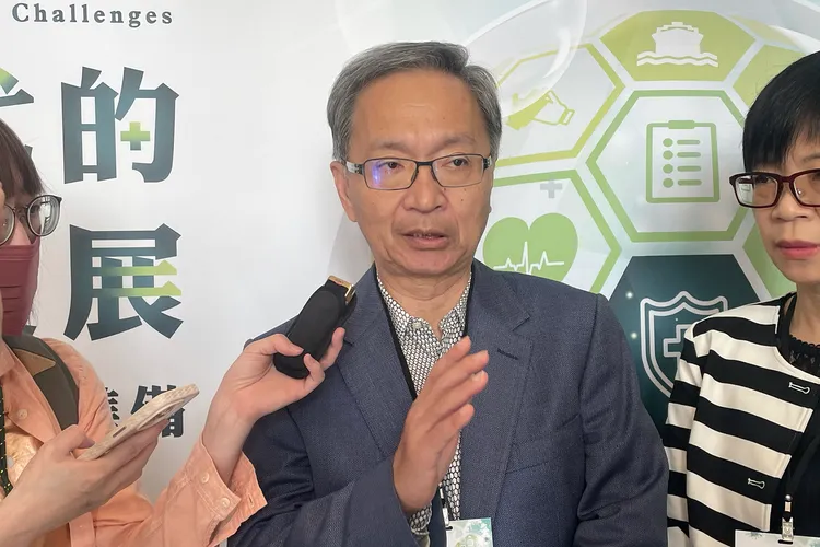 衛福部部長薛瑞元(左)、照護司司長蔡淑鳳(右)。林芳如攝