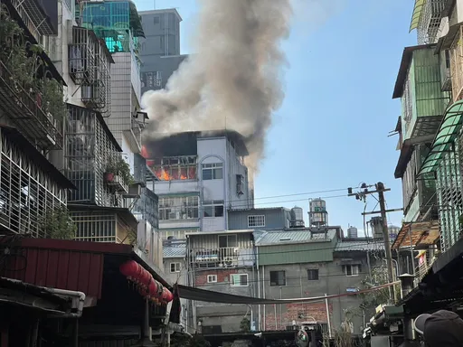 三重頂樓加蓋起火 國中生受困!他做一舉動免於葬身火窟