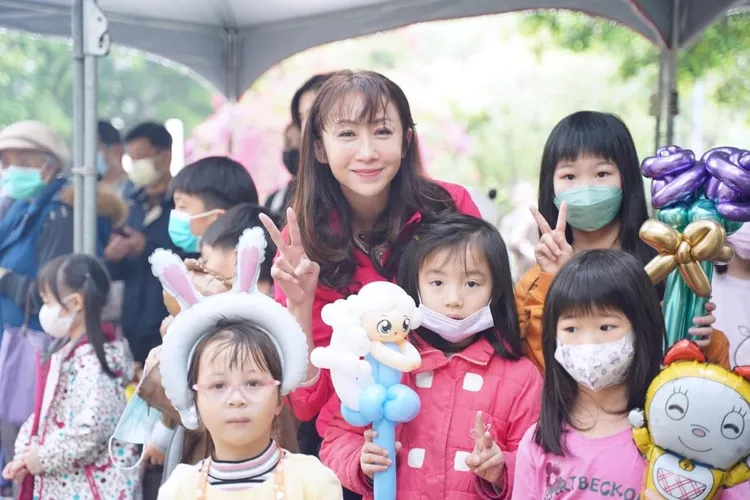 許淑華特別關注選區內的孩童教育議題在她的努力之下，積極爭取廣設公托、北市3-4歲私托補助每學期13,660元、國民義務教育從6歲向下延伸到3歲、編織緊密社會安全網防兒虐等等。翻攝許淑華Hsu Shu-Hua粉專