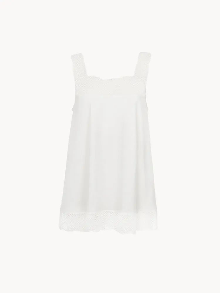 白色無袖上衣，3萬4000元（暫定）。品牌提供