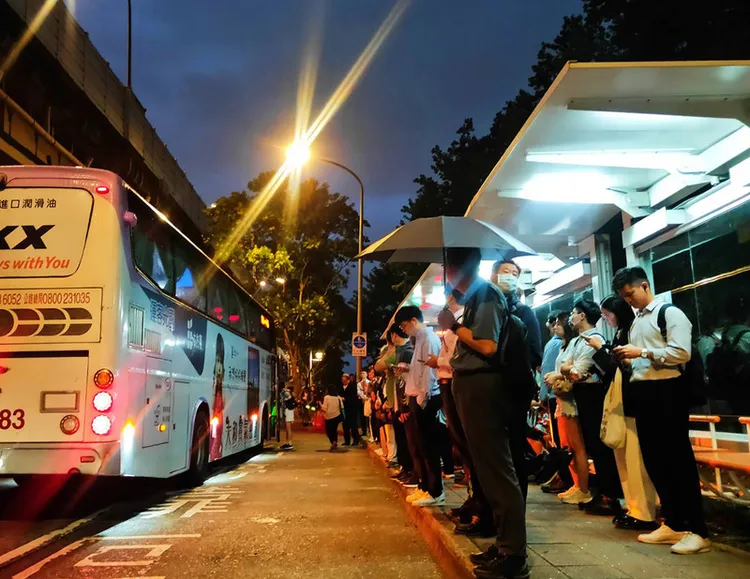 台塑集團20日改至內湖大樓辦公，台北市政府協調增加公車班次因應上、下班人潮，當晚下班尖峰時段候車人潮仍是頗為擁擠。中央社