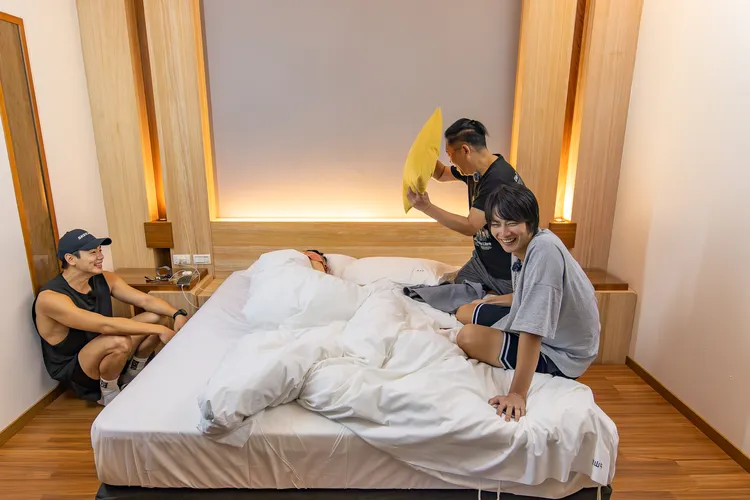 禾浩辰（左起）鬧睡夢中的哈林，阿亮、張庭瑚在一旁偷笑。好看娛樂提供