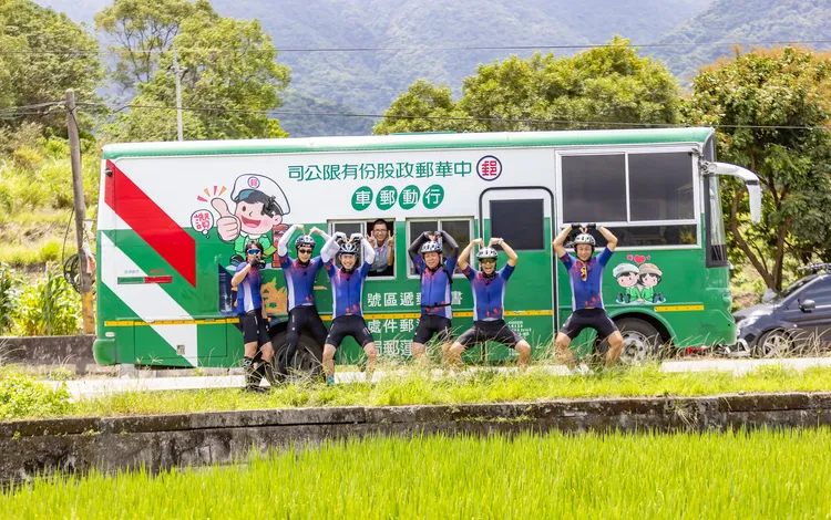 張庭瑚（左起）、周予天、哈林、阿亮、柯有倫、彭小刀等，幸運遇見全台僅有的一輛「行動郵車」。好看娛樂提供