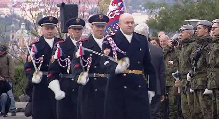 被敲掉帽子的衛兵身後同袍，見狀偷笑。翻攝X平台