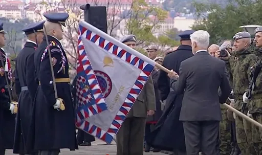 捷克總統大桿一揮敲掉衛兵帽 後排強忍笑那位更搶鏡