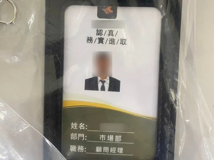 警方查扣偽造證件。平鎮警分局提供