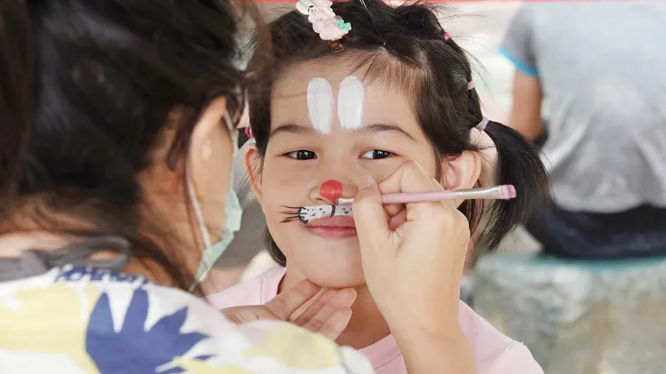 專人免費為遊客們化上臉部彩繪。園方提供