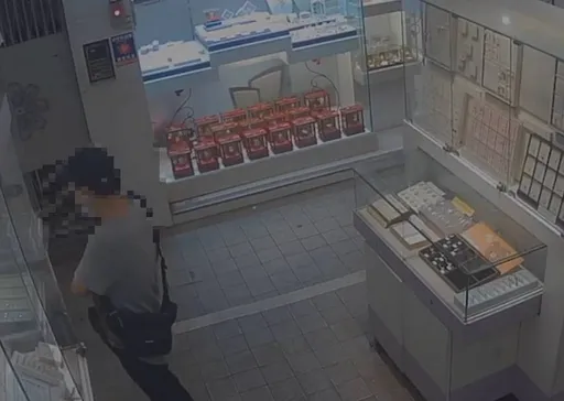 饒河街銀樓1分鐘遭竊7只金戒指　短褲男火速買衣變裝逃逸