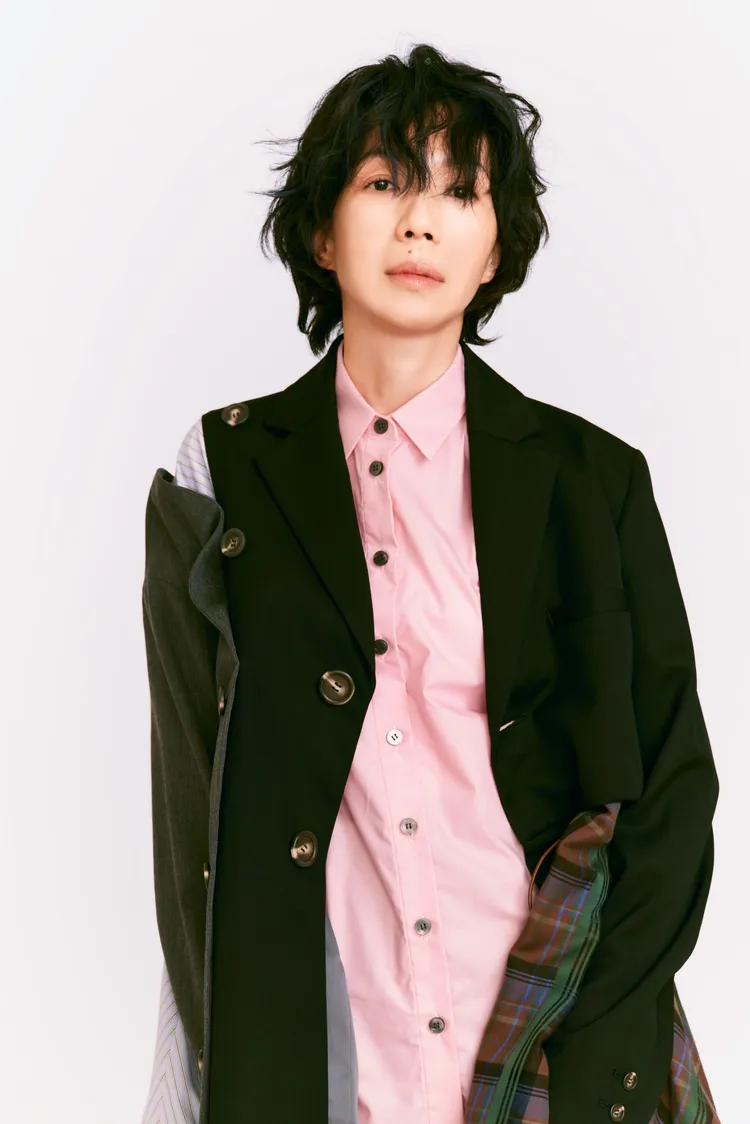 萬芳擔任頒獎人頒發「戲劇原創歌曲獎」。三立提供