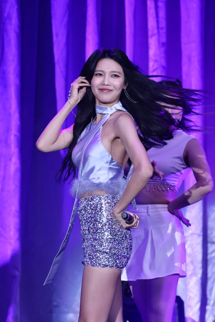 秀英大展招牌甩髮絕技。林林攝