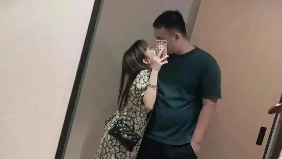 女子不敢相信從正牌女友一夕變成「小三」，男方上月還找她約會開房間。翻攝微博