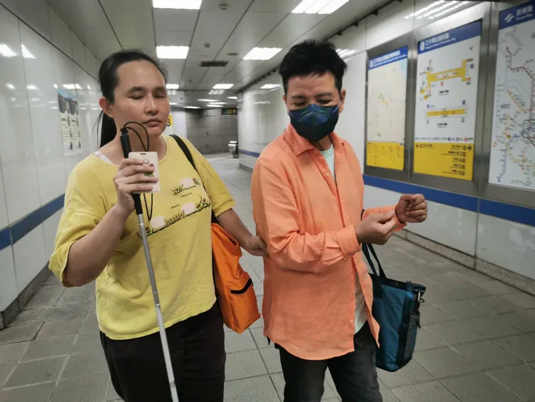 課程結束後，陳凱倫（右）陪視障學生上捷運。陳凱倫提供