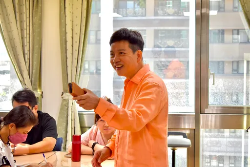 陳凱倫為視障街頭藝人上課　學生感動裝睡掩飾落淚