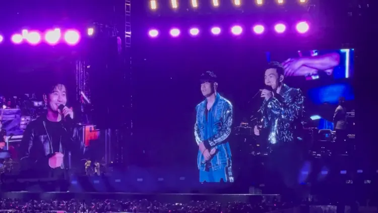 黃曉明（左起）在台下和周杰倫、劉畊宏互動。翻攝小西喜歡的樣子你都有微博