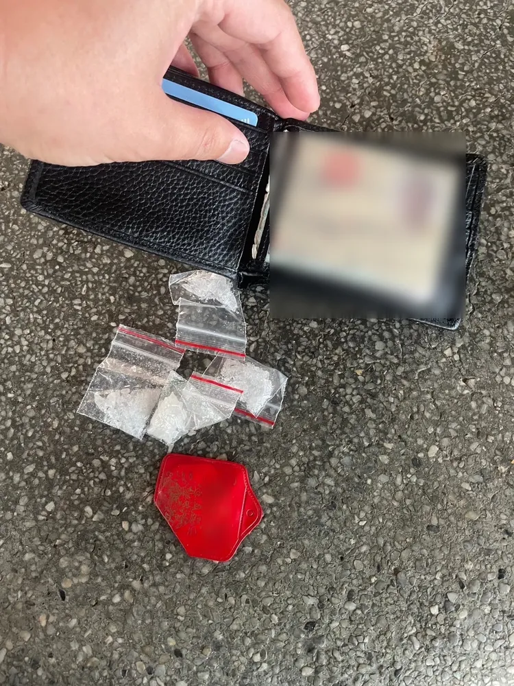 警方從黃男錢包中搜出安非他命袋裝毒品。翻攝畫面